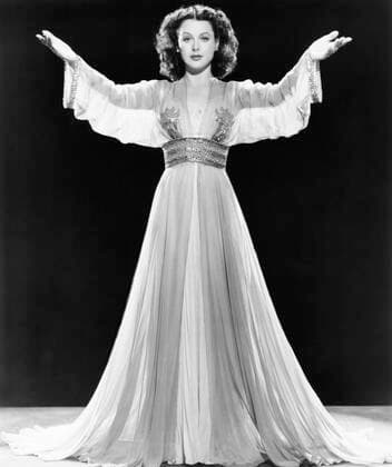 IMAGO ICONS: Hedy Lamarr THE HEAVENLY BODY, Hedy Lamarr, in a gown by Irene, 1944 Courtesy Everett Collection PUBLICATIONXNOTxINxCANxCHNxFRAxITAxJPNxNORxPOLxRUSxESPxUKxUSA Copyright: xCourtesyxEverettxCollectionx MBDHEBO EC018