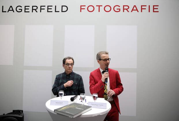050320 Halle Saale Sachsen Anhalt Moritzburg Kunstmuseum Die Retrospektive Karl Lagerfeld Fotografie im Foto: Gerhard Steidl (69) Kurator Steidl GmbH Thomas Bauer Friedrich (43) Direktor Kunstmuseum Moritzburg *** 050320 Halle Saale Sachsen Anhalt Moritzburg Art Museum The Retrospective Karl Lagerfeld Photography in Photo Gerhard Steidl 69 Curator Steidl GmbH Thomas Bauer Friedrich 43 Director Kunstmuseum Moritzburg