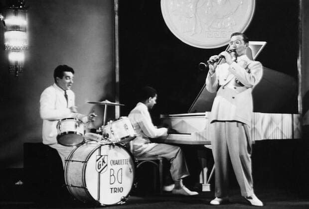 HOLLYWOOD HOTEL, from left: Gene Krupa, Teddy Wilson, Benny Goodman, 1937 Please credit Courtesy Everett Collection PUBLICATIONXNOTxINxCANxCHNxFRAxITAxJPNxNORxPOLxRUSxESPxUKxUSA Copyright: xCourtesyxEverettxCollectionx MBDHOHO EC089