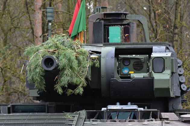 Schützepanzer Puma auf dem Truppenübungsplatz Medientag Goodbye Marder - Welcome Puma der Panzerbrigade 21 aus Augustdorf. Schützenpanzer Puma während einer laufenden Gefechtsübung auf dem Truppenübungsplatz Bergen in der Lüneburger Heide. Im hinteren Kampfraum können bis zu 6 Panzergrenadiere befördert werden. Bergen Niedersachsen Deutschland *** Puma infantry fighting vehicle at the training area Medientag Goodbye Marder Welcome Puma of Panzerbrigade 21 from Augustdorf Puma infantry fighting vehicle during an ongoing combat exercise at the Bergen training area in the Lüneburg Heath Up to 6 mechanised infantry fighting vehicles can be transported in the rear combat compartment Bergen Lower Saxony Germany