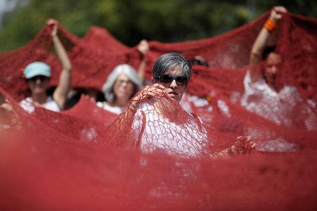 News Bilder des Tages Members of the Hilos collective participate in the placement of a giant red fabric to represent the blood spilled by feminicides and missing women, prior to International Women s Day, in the city of Guadalajara, Mexico, 7 March 2020. Giant red fabric to represent feminicides, prior to Women s Day in Mexico !ACHTUNG: NUR REDAKTIONELLE NUTZUNG!  Copyright: xFranciscoxGuascox MEX7092 20200308-637192281432652381