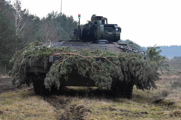 Schützepanzer Puma auf dem Truppenübungsplatz Medientag Goodbye Marder - Welcome Puma der Panzerbrigade 21 aus Augustdorf. Schützenpanzer Puma während einer laufenden Gefechtsübung auf dem Truppenübungsplatz Bergen in der Lüneburger Heide. Im hinteren Kampfraum können bis zu 6 Panzergrenadiere befördert werden. Bergen Niedersachsen Deutschland *** Puma infantry fighting vehicle at the training area Medientag Goodbye Marder Welcome Puma of Panzerbrigade 21 from Augustdorf Puma infantry fighting vehicle during an ongoing combat exercise at the Bergen training area in the Lüneburg Heath Up to 6 mechanised infantry fighting vehicles can be transported in the rear combat compartment Bergen Lower Saxony Germany