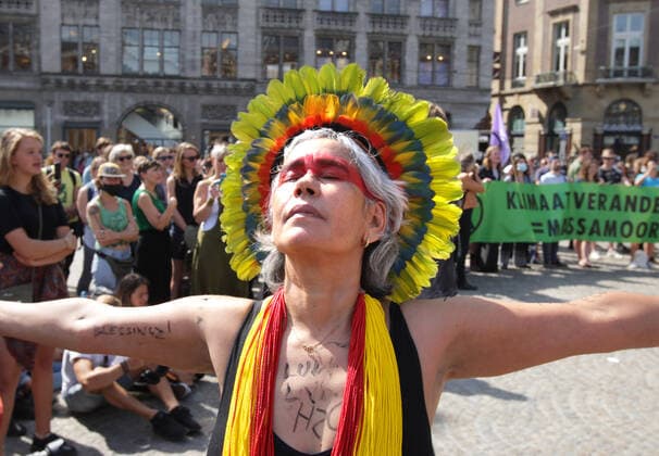 IMAGO Creative: Tag der Menschenrechte am 10. Dezember Activists and supporters take part during demonstration in solidarity with the Amazon at the Dam Square on August 23, 2019 in Amsterdam,Netherlands. The Amazon rainforest is in grave danger, Brazil s President Bolsonaro is pushing to scrap environmental legislation and clear even more rainforest for soy monocultures, cattle, hydropower and mining. Amsterdam Netherlands Copyright: xPauloxAmorimx xVWPicsx PA23082019008