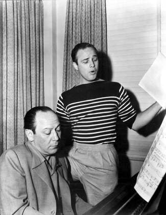 GUYS AND DOLLS, Frank Loesser, Marlon Brando, 1955 Courtesy Everett Collection PUBLICATIONXNOTxINxCANxCHNxFRAxITAxJPNxNORxPOLxRUSxESPxUKxUSA Copyright: xCourtesyxEverettxCollectionx MBDGUAN EC003