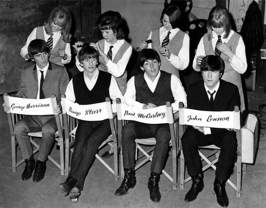 A HARD DAY S NIGHT, George Harrison, Ringo Starr, Paul McCartney, John Lennon & hairstylists (harrison s future wife Patti is behind him) in a publicity shot for the film, 1964. Courtesy Everett Collection PUBLICATIONXNOTxINxCANxCHNxFRAxITAxJPNxNORxPOLxRUSxESPxUKxUSA Copyright: xCourtesyxEverettxCollectionx MBDHADA EC008