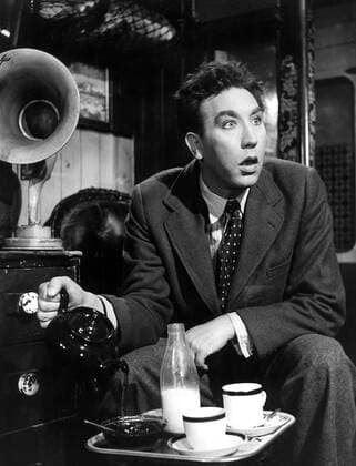 JUMPING FOR JOY, Frankie Howerd, 1955. Courtesy Everett Collection PUBLICATIONXNOTxINxCANxCHNxFRAxITAxJPNxNORxPOLxRUSxESPxUKxUSA Copyright: xCourtesyxEverettxCollectionx MBDJUFO EC007