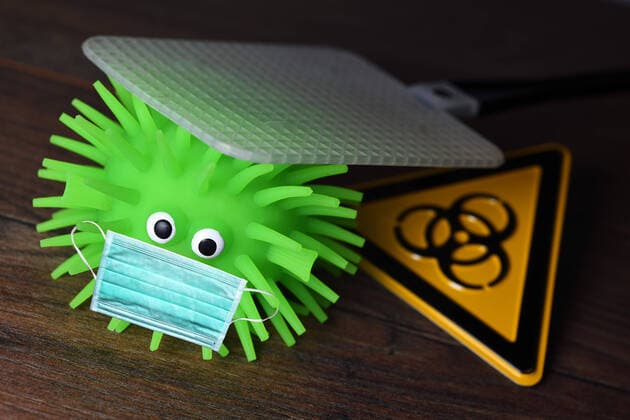 Virus figure with face mask under fly swatter, symbol photo Coronavirus and virus infections ** NUR FUER REDAKTIONELLE ZWECKE ** EDITORIAL USE ONLY **