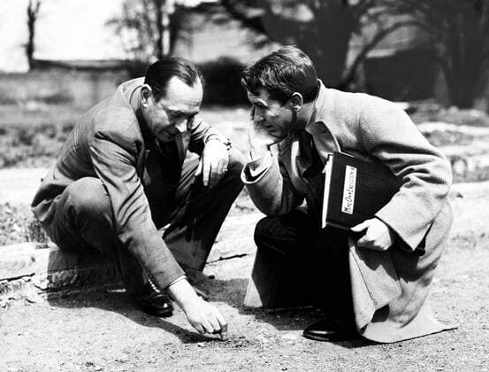MINE OWN EXECUTIONER, from left: Erich Maria Remarque visiting Burgess Meredith on set, 1947 Courtesy Everett Collection PUBLICATIONXNOTxINxCANxCHNxFRAxITAxJPNxNORxPOLxRUSxESPxUKxUSA Copyright: xCourtesyxEverettxCollectionx MBDMIOW EC004