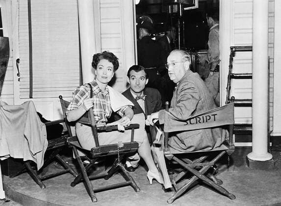 OSCARS. Beste Hauptdarstellerin. PreistrÃ¤gerinnen 1941-1950 MILDRED PIERCE, from left: Joan Crawford, Zachary Scott, assistant director Frank Heath on set, 1945 PUBLICATIONXNOTxINxCANxCHNxFRAxITAxJPNxNORxPOLxRUSxESPxUKxUSA Copyright: xCourtesyxEverettxCollectionx MBDMIPI EC058
