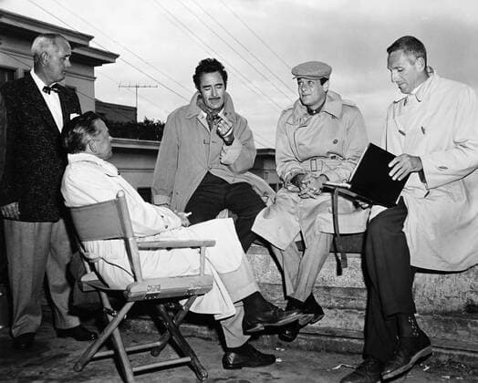 THE MIDNIGHT STORY, from left: assistant direct Joe Kenny, director Joseph Pevney, Gilbert Roland, Tony Curtis, dialogue director Leon Charles on location in San Francisco, 1957 PUBLICATIONXNOTxINxCANxCHNxFRAxITAxJPNxNORxPOLxRUSxESPxUKxUSA Copyright: xCourtesyxEverettxCollectionx MBDMIST EC059
