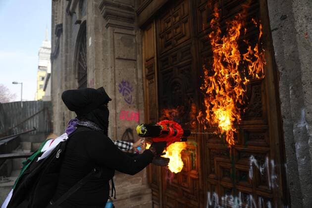 A group of women tries to burn a door during a march of thousands of women against gender violence, amid the commemoration of the International Women s Day, in Mexico City, Mexico, 08 March 2020. Mexico recorded more than 1.000 femicides - gender-based killings- during 2019, according to official data. In general, in the country 10 women are killed each day, a figure that increases year by year. International Women s Day march in Mexico City !ACHTUNG: NUR REDAKTIONELLE NUTZUNG!  Copyright: xSáshenkaxGutiérrezx AME2776 20200309-637193282553856298