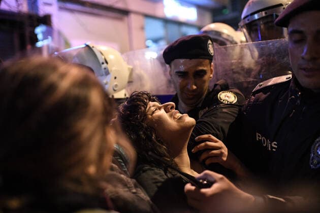 Bilder des Jahres 2020, News 03 März News Themen der Woche KW10 News Bilder des Tages Thousands of women shout slogans as they clash with Turkish police during a rally marking the International Women s Day in Istanbul, Turkey, 08 March 2020. The day has been sponsored by the United Nations since 1975 as millions around the world are demanding equality amid a persistent salary gap, violence and widespread inequality. (Akin Celiktas- Depo Photos) Copyright: AkinxCeliktasx-xDepoxPhotos 16690865