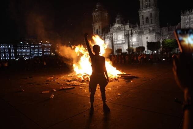 A woman raises her right hand during march against gender violence, amid the commemoration of the International Women s Day, in Mexico City, Mexico, 08 March 2020. Mexico recorded more than 1.000 femicides during 2019, according to official data. In general, in the country 10 women are killed each day, a figure that increases year by year. International Women s Day march in Mexico City !ACHTUNG: NUR REDAKTIONELLE NUTZUNG!  Copyright: xSáshenkaxGutiérrezx AME2842 20200309-637193308744245625
