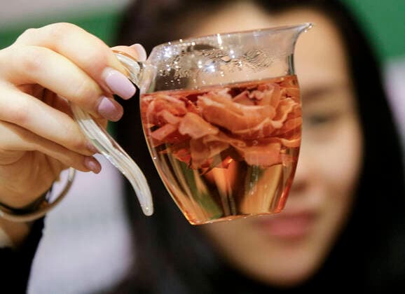 News Bilder des Tages (200308) -- VANCOUVER, March 8, 2020 (Xinhua) -- An exhibitor displays a cup of rose tea during the sixth annual Vancouver Tea Festival in Vancouver, Canada, March 8, 2020. The Vancouver Tea Festival returned for the sixth year this weekend, featuring tea manufacturers, connoisseurs and vendors exhibiting different types of tea from around the world. (Photo by Liang Sen Xinhua) CANADA-VANCOUVER-TEA FESTIVAL 