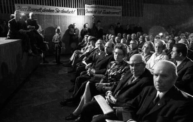 Bund der Vertriebenen ( BdV) gegen die Ostvertraege 1972 DEU, Deutschland, Bonn: Mit einer Kundgebung in Bonn am 11.3.1972 wandte der sich der Bund der Vertriebenen ( BdV) gegen die Ostvertraege der SPD FDP-Regierung. DEU, Germany, Bonn: With a rally in Bonn on 11.3.1972, the Bund der Vertriebenen ( BdV) turned against the Eastern Treaties of the SPD FDP government. NRW