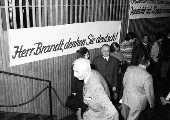 Bund der Vertriebenen ( BdV) gegen die Ostvertraege 1972 DEU, Deutschland, Bonn: Mit einer Kundgebung in Bonn am 11.3.1972 wandte der sich der Bund der Vertriebenen ( BdV) gegen die Ostvertraege der SPD FDP-Regierung.Herbert Hupka Vorn M. DEU, Germany, Bonn: With a rally in Bonn on 11.3.1972, the Bund der Vertriebenen ( BdV) turned against the Eastern Treaties of the SPD FDP government. NRW