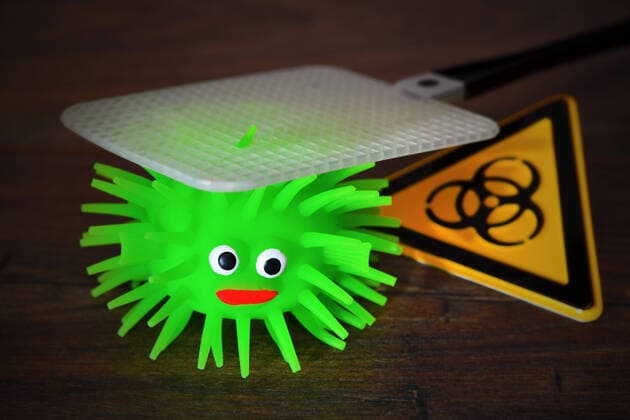 Virus figure with fly swatter, symbol photo Coronavirus and virus infections ** NUR FUER REDAKTIONELLE ZWECKE ** EDITORIAL USE ONLY **