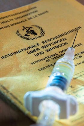 Symbolfoto Vaccination, vaccination card, syringe with vaccine, vaccination