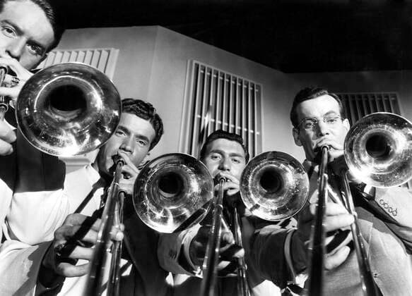 ORCHESTRA WIVES, Glenn Miller (right) and his band, 1942, TM and Copyright 20th Century Fox Film Corp. All rights reserved. Courtesy: Everett Collection. Jerry Tavin Everett Collection !ACHTUNG AUFNAHMEDATUM GESCHÃ„TZT! PUBLICATIONXNOTxINxCANxCHNxFRAxITAxJPNxNORxPOLxRUSxESPxUKxUSA Copyright: xJerryxTavin EverettxCollectionx MBDORWI FE011