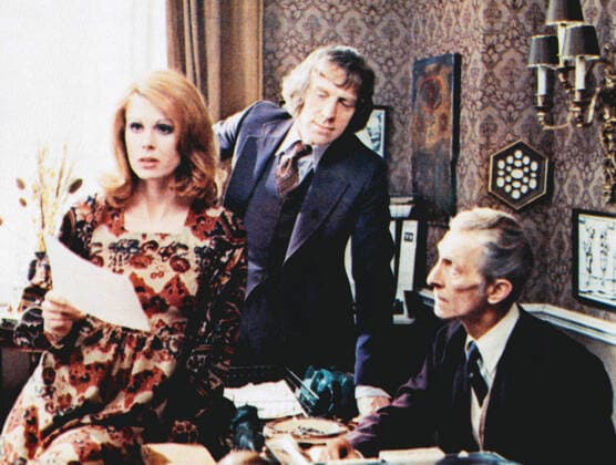 THE SATANIC RITES OF DRACULA, (aka COUNT DRACULA AND HIS VAMPIRE BRIDE), from left, Joanna Lumley, Michael Coles, Peter Cushing, 1974 Courtesy Everett Collection !ACHTUNG AUFNAHMEDATUM GESCHÃ„TZT! PUBLICATIONXNOTxINxCANxCHNxFRAxITAxJPNxNORxPOLxRUSxESPxUKxUSA Copyright: xCourtesyxEverettxCollectionx MBDSARI EC002