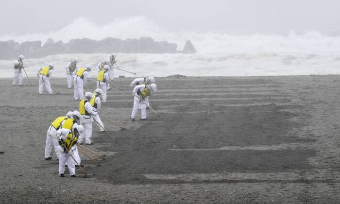 News Bilder des Tages Search for remains of people missing since 2011 tsunami Photo taken March 10, 2020, shows police officers searching on the coast of Arahama in Sendai, Miyagi Prefecture, for the remains of people who went missing after the March 2011 earthquake-tsunami disaster in northeastern Japan. 