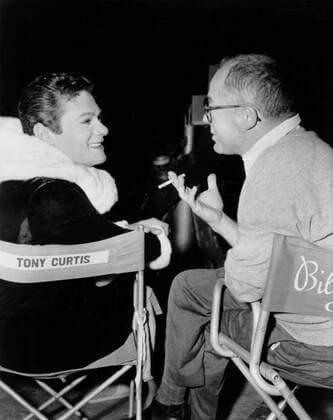 SOME LIKE IT HOT, from left, Tony Curtis, director Billy Wilder, on-set, autumn 1958 Courtesy Everett Collection !ACHTUNG AUFNAHMEDATUM GESCHÃ„TZT! PUBLICATIONXNOTxINxCANxCHNxFRAxITAxJPNxNORxPOLxRUSxESPxUKxUSA Copyright: xCourtesyxEverettxCollectionx MBDSOLI EC086