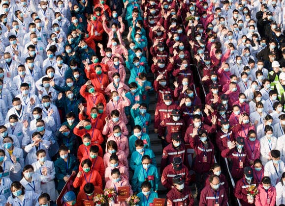 News Bilder des Tages (200310) -- WUHAN, March 10, 2020 -- Aerial photo taken on March 10, 2020 shows medical workers celebrating after the closure of a temporary hospital in Wuchang District of Wuhan, central China s Hubei Province. The last two temporary hospitals in Wuhan, the epicenter of the coronavirus outbreak in central China s Hubei Province, were shut down Tuesday, marking the closure of all 16 temporary hospitals in the city. ) CHINA-WUHAN-TEMPORARY HOSPITALS-CLOSURE (CN) XiaoxYijiu 