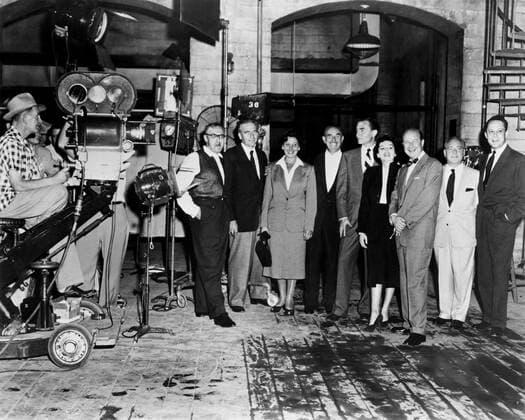 A STAR IS BORN, on-set are, from left, director George Cukor, cinematographer Winton Hoch, Mrs. Lapkin, Jack Warner, James Mason, Judy Garland, theatre manager Nat Lapkin, production manager Steve Trilling, Sid Luft, 1954 Courtesy Everett Collection !ACHTUNG AUFNAHMEDATUM GESCHÃ„TZT! PUBLICATIONXNOTxINxCANxCHNxFRAxITAxJPNxNORxPOLxRUSxESPxUKxUSA Copyright: xCourtesyxEverettxCollectionx MBDSTIS EC111