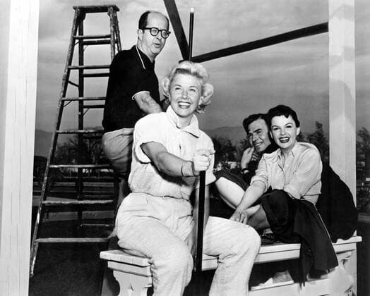 A STAR IS BORN, from left, Phil Silvers, Doris Day, visiting stars James Mason, Judy Garland, during production, 1954 Courtesy Everett Collection !ACHTUNG AUFNAHMEDATUM GESCHÃ„TZT! PUBLICATIONXNOTxINxCANxCHNxFRAxITAxJPNxNORxPOLxRUSxESPxUKxUSA Copyright: xCourtesyxEverettxCollectionx MBDSTIS EC112