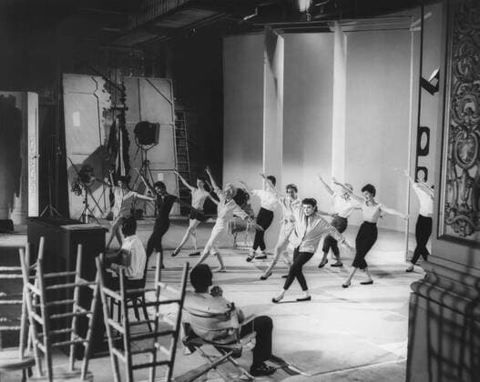 A STAR IS BORN, Judy Garland (standing front) in rehearsal for the Born in a Trunk musical number, 1954 Courtesy Everett Collection !ACHTUNG AUFNAHMEDATUM GESCHÃ„TZT! PUBLICATIONXNOTxINxCANxCHNxFRAxITAxJPNxNORxPOLxRUSxESPxUKxUSA Copyright: xCourtesyxEverettxCollectionx MBDSTIS EC152