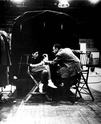A STAR IS BORN, from left, Judy Garland, director George Cukor, on-set, 1954 !ACHTUNG AUFNAHMEDATUM GESCHÃ„TZT! PUBLICATIONXNOTxINxCANxCHNxFRAxITAxJPNxNORxPOLxRUSxESPxUKxUSA Copyright: xCourtesyxEverettxCollectionx MBDSTIS EC163