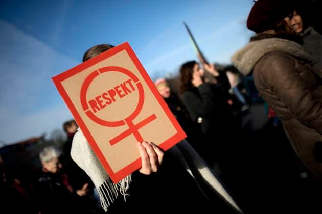 International Woman s Day Berlin DEU, Deutschland, Germany, Berlin, 08.03.2020 Demonstranten mit Schild Respekt Symbol biologisches Zeichen Symbol Frau Frauenpower auf dem Internationalen Frauentag unter dem Motto Internationaler Frauentag, Feminismus. Antidiskrimierung von der Vereinigung Frauenkampftahbuendnis am 8. Maerz in Berlin. Die Demostration zum Frauentag fordert die Gleichberechtigung und mehr Rechte von Frauen, die sexuelle Selbstbestimmung und protestiert gegen sexuelle Gewalt an Frauen und patriachale Strukturen. Seit 1921 wird der Frauentag jaehrlich am 8. Maerz gefeiert und ist seit diesem Jahr Feiertag in Berlin. Participants with poster Respekt and symbol Smash Sexism Women s power in favour of women s rights during the International Woman s Day in Berlin, Germany, 08 March 2020. Under the theme Celebrating, Strikung Kee