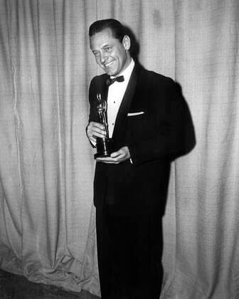 OSCARS. Bester Hauptdarsteller. PreistrÃ¤ger 1951-1960 STALAG 17, William Holden, accepting his Best Actor Oscar, 1953 Courtesy Everett Collection !ACHTUNG AUFNAHMEDATUM GESCHÃ„TZT! PUBLICATIONXNOTxINxCANxCHNxFRAxITAxJPNxNORxPOLxRUSxESPxUKxUSA Copyright: xCourtesyxEverettxCollectionx MBDSTSE EC020