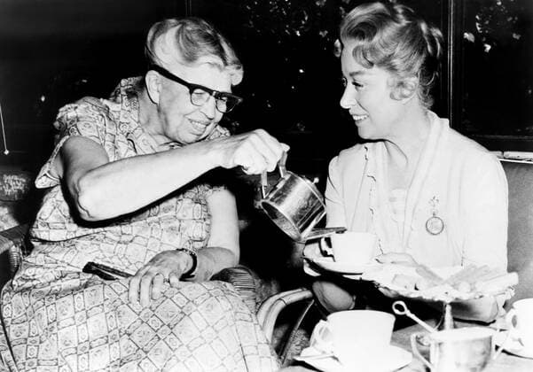 SUNRISE AT CAMPOBELLO, Greer Garson, right, who is portraying Eleanor Roosevelt, left, on-set, 1960 Courtesy Everett Collection !ACHTUNG AUFNAHMEDATUM GESCHÃ„TZT! PUBLICATIONXNOTxINxCANxCHNxFRAxITAxJPNxNORxPOLxRUSxESPxUKxUSA Copyright: xCourtesyxEverettxCollectionx MBDSUAT EC020