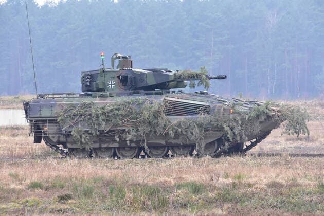 Schützepanzer Puma auf dem Truppenübungsplatz Medientag Goodbye Marder - Welcome Puma der Panzerbrigade 21 aus Augustdorf. Schützenpanzer Puma während einer laufenden Gefechtsübung auf dem Truppenübungsplatz Bergen in der Lüneburger Heide. Im hinteren Kampfraum können bis zu 6 Panzergrenadiere befördert werden. Bergen Niedersachsen Deutschland *** Puma infantry fighting vehicle at the training area Medientag Goodbye Marder Welcome Puma of Panzerbrigade 21 from Augustdorf Puma infantry fighting vehicle during an ongoing combat exercise at the Bergen training area in the Lüneburg Heath Up to 6 mechanised infantry fighting vehicles can be transported in the rear combat compartment Bergen Lower Saxony Germany
