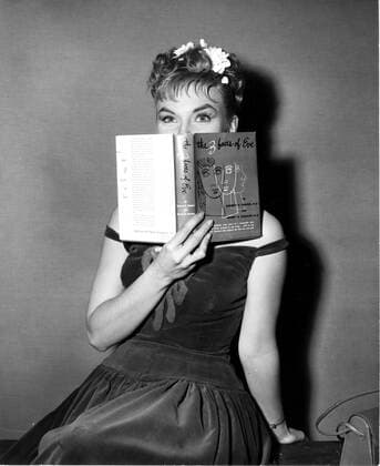 OSCARS. Beste Hauptdarstellerin. PreistrÃ¤gerinnen 1951-1960 THE THREE FACES OF EVE, Joanne Woodward, catching up on the source book about Chris Costner Sizemore, on-set, summer 1956, TM and copyright 20th Century Fox Film Corp. All rights reserved courtesy Everett Collection. 20thCentFox Courtesy Everett Collection !ACHTUNG AUFNAHMEDATUM GESCHÃ„TZT! PUBLICATIONXNOTxINxCANxCHNxFRAxITAxJPNxNORxPOLxRUSxESPxUKxUSA Copyright: x20thCentFox CourtesyxEverettxCollectionx MBDTHFA FE049