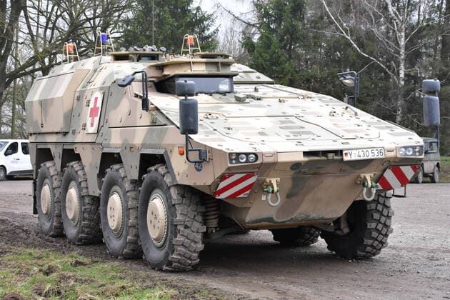 GTK Boxer auf dem Truppenübungsplatz Bergen Medientag Goodbye Marder - Welcome Puma der Panzerbrigade 21 aus Augustdorf. GTK Boxer Sanitätsfahrzeug steht zur Hilfeleistung bei medizinischen Notfällen während einer laufenden Gefechtsübung auf dem Truppenübungsplatz Bergen in der Lüneburger Heide. Bergen Niedersachsen Deutschland *** GTK Boxer at the Bergen Military Training Area Media Day Goodbye Marder Welcome Puma of Panzer Brigade 21 from Augustdorf GTK Boxer ambulance vehicle is available to provide assistance in medical emergencies during an ongoing combat exercise at the Bergen Military Training Area in the Lüneburg Heath Bergen Lower Saxony Germany