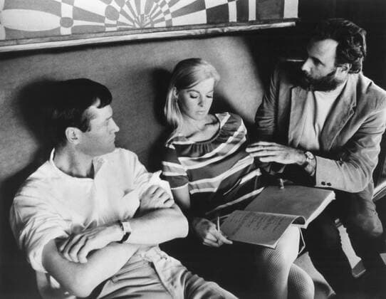 THE TRIP, from left: director Roger Corman, Salli Sachse, Bruce Dern, on-set, 1967 Courtesy Everett Collection !ACHTUNG AUFNAHMEDATUM GESCHÃ„TZT! PUBLICATIONXNOTxINxCANxCHNxFRAxITAxJPNxNORxPOLxRUSxESPxUKxUSA Copyright: xCourtesyxEverettxCollectionx MBDTRIP EC028