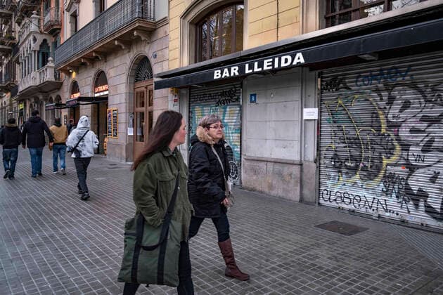 March 10, 2020, Barcelona, Catalonia, Spain: The popular Cafe Bar LLeida, now run by members of the Chinese community, closed as a preventive measure against the corona virus..The coronavirus continues to spread in Spain. Some merchants from the Chinese community that run shops, bars and restaurants in Barcelona have decided to close their commercial activities and initiate a voluntary quarantine due to the expansion of Covid-19 in the Catalan community. Barcelona Spain - ZUMAs197 20200310_zaa_s197_271 Copyright: xPacoxFreirex