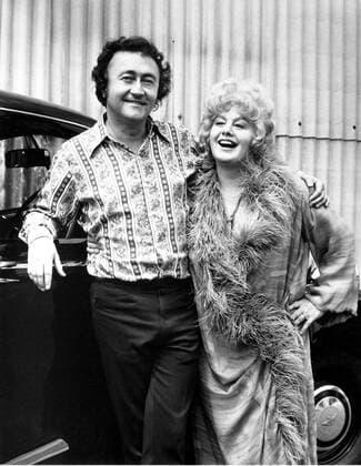 WHO SLEW AUNTIE ROO?, from left, director Curtis Harrington, Shelley Winters, on-set, 1971 !ACHTUNG AUFNAHMEDATUM GESCHÃ„TZT! PUBLICATIONXNOTxINxCANxCHNxFRAxITAxJPNxNORxPOLxRUSxESPxUKxUSA Copyright: xCourtesyxEverettxCollectionx MBDWHSL EC026