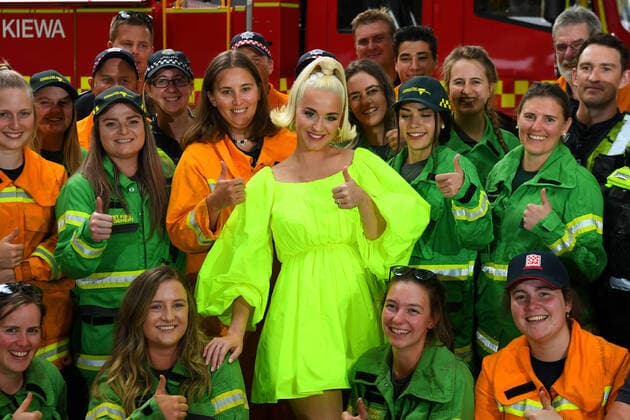 Bilder des Jahres 2020, Entertainment 03 März Entertainment Themen der Woche KW11 Entertainment Bilder des Tages KATY PERRY FIGHT ON CONCERT, American singer Katy Perry takes a selfie with emergency service personnel ahead of the FIGHT ON, a concert for bushfire-affected communities at Pioneer Park Recreation Reserve in Bright, Victoria, Wednesday, March 11, 2020. ( NO ARCHIVING, EDITORIAL USE ONLY, NO USE IN BOOKS WITHOUT CONSENT MELBOURNE VIC AUSTRALIA  Copyright: xJAMESxROSSx 20200311001455849803