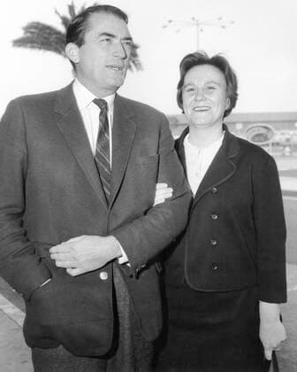 TO KILL A MOCKINGBIRD, Gregory Peck (left) greeting Pulitzer-Prize winning author Harper Lee (right) upon her arrival in Los Angeles in connection with the special opening of the film adaption of her novel, 1962 Courtesy Everett Collection !ACHTUNG AUFNAHMEDATUM GESCHÃ„TZT! PUBLICATIONXNOTxINxCANxCHNxFRAxITAxJPNxNORxPOLxRUSxESPxUKxUSA Copyright: xCourtesyxEverettxCollectionx MBDTOKI EC046