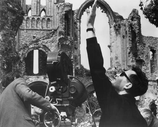 THE TOMB OF LIGEIA, director Roger Corman, on set, 1964 Courtesy Everett Collection !ACHTUNG AUFNAHMEDATUM GESCHÃ„TZT! PUBLICATIONXNOTxINxCANxCHNxFRAxITAxJPNxNORxPOLxRUSxESPxUKxUSA Copyright: xCourtesyxEverettxCollectionx MBDTOOF EC229