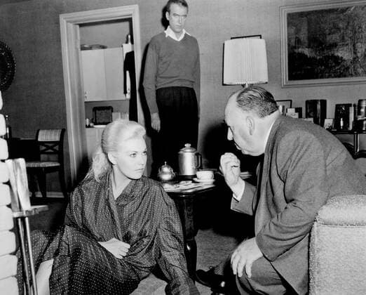 VERTIGO, from left, Kim Novak, James Stewart, director Alfred Hitchcock, on-set, 1958 Courtesy Everett Collection !ACHTUNG AUFNAHMEDATUM GESCHÃ„TZT! PUBLICATIONXNOTxINxCANxCHNxFRAxITAxJPNxNORxPOLxRUSxESPxUKxUSA Copyright: xCourtesyxEverettxCollectionx MBDVERT EC042