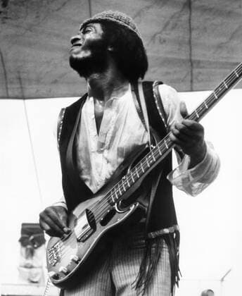WOODSTOCK, David Brown (bass player for Santana) on stage performing, 1970 Courtesy Everett Collection !ACHTUNG AUFNAHMEDATUM GESCHÃ„TZT! PUBLICATIONXNOTxINxCANxCHNxFRAxITAxJPNxNORxPOLxRUSxESPxUKxUSA Copyright: xCourtesyxEverettxCollectionx MBDWOOD EC025
