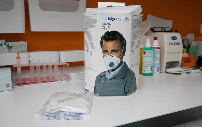 Symbolfoto, coronavirus, corona virus, laboratory, sars CoV 2, respirator mask, protective mask from Dräger safety, piccola FFP3,