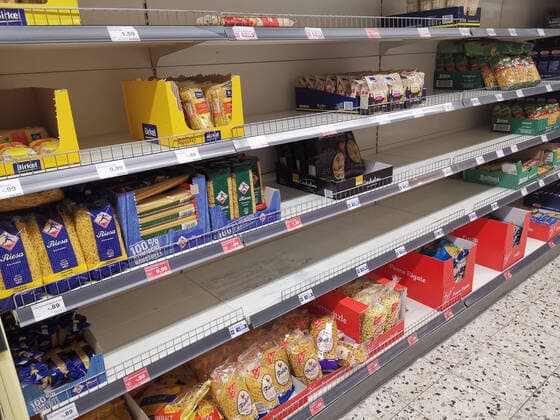 Hamstkäufe und Lieferengpässe in Berlin - Ein fast leeres Regal für Teigwaren (Nudeln) in einem Berliner Supermarkt. snapshot-photography R.Price *** Hamst buys and delivery bottlenecks in Berlin An almost empty shelf for pasta Noodles in a Berlin supermarket snapshot photography R Price
