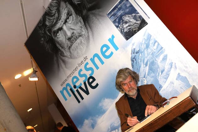 Reinhold Messner signs books prior to the event Preventive measures against coronavirus in the Siegerlandhalle in Siegen, the event with Reinhold Messner is subject to conditions Each visitor of the event has to fill in a registration card Wednesday 11 03 2020, Reinhold Messner Nanga Parbat Mein Schicksalsberg in the Siegerlandhalle in Siegen