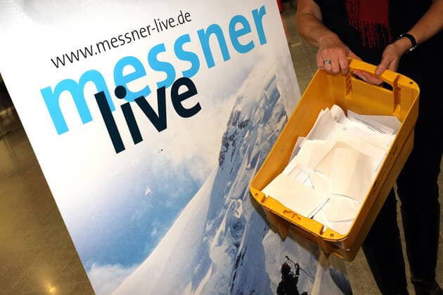 A box full of visitors registration cards in front of a display Messner live prevention measure due to the corona virus in the Siegerlandhalle in Siegen, the event with Reinhold Messner is subject to conditions Each visitor to the event must fill in a registration card Wednesday 11 03 2020, Reinhold Messner Nanga Parbat Mein Schicksalsberg in the Siegerlandhalle in Siegen