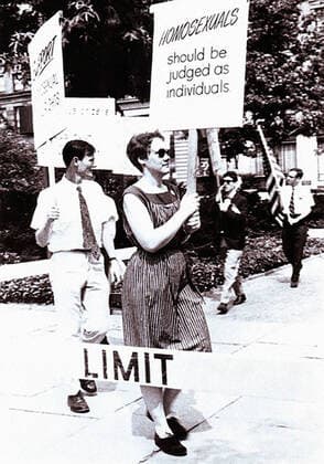 BEFORE STONEWALL, Barbara Gittings and protestors, Philadelphia, circa 1960s, 1984. First Run Features Courtesy Everett Collection !ACHTUNG AUFNAHMEDATUM GESCHÃ„TZT! PUBLICATIONXNOTxINxCANxCHNxFRAxITAxJPNxNORxPOLxRUSxESPxUKxUSA Copyright: xFirstxRunxFeatures CourtesyxEverettxCollectionx MCDBEST EC153